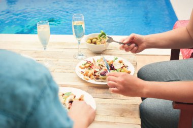 Akşam yemeği birlikte bu havuzu olan arkadaşlar