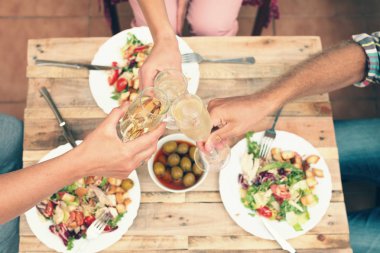 Birlikte bir akşam yemeği arkadaşlar