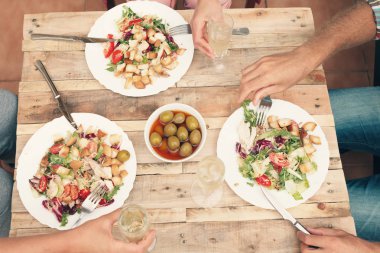 Gayri resmi yemek yiyorsunuz Yetişkin