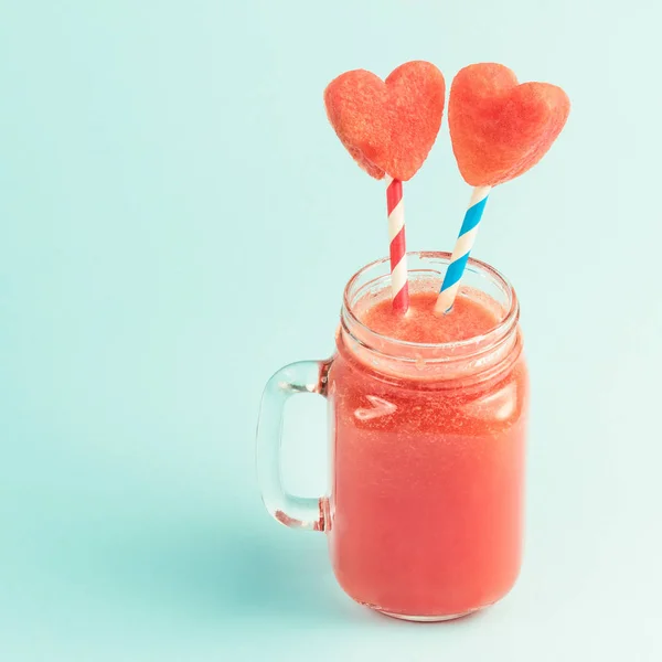 Vodní meloun smoothie na modrém pozadí — Stock fotografie