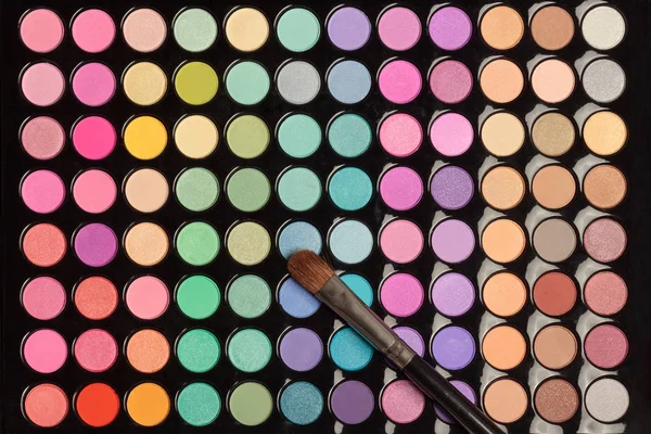 Färgglad makeup bakgrund med borste — Stockfoto