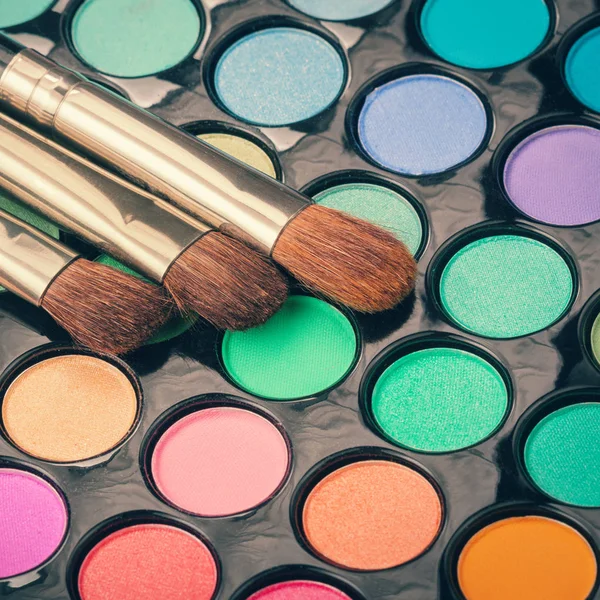 Set von Make-up-Pinseln auf Make-up-Palette — Stockfoto