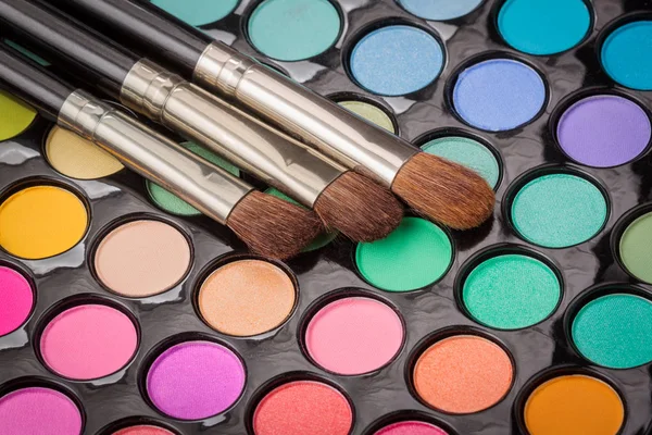 Drei Make-up-Pinsel auf der Make-up-Palette — Stockfoto