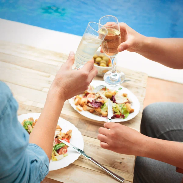 Arkadaşlar, kızartma yüzme havuzunun kenarında parti