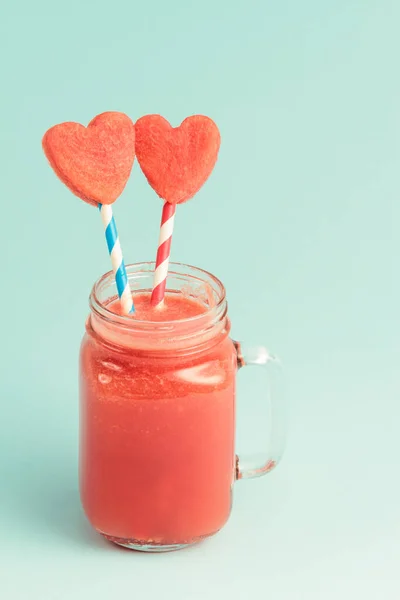 Арбузный коктейль в банке Мейсон с арбузными ломтиками сердца на соломинках — стоковое фото