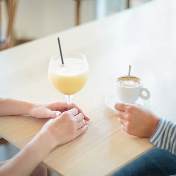 Primer plano de las manos femeninas mientras bebe café y batido — Foto de Stock