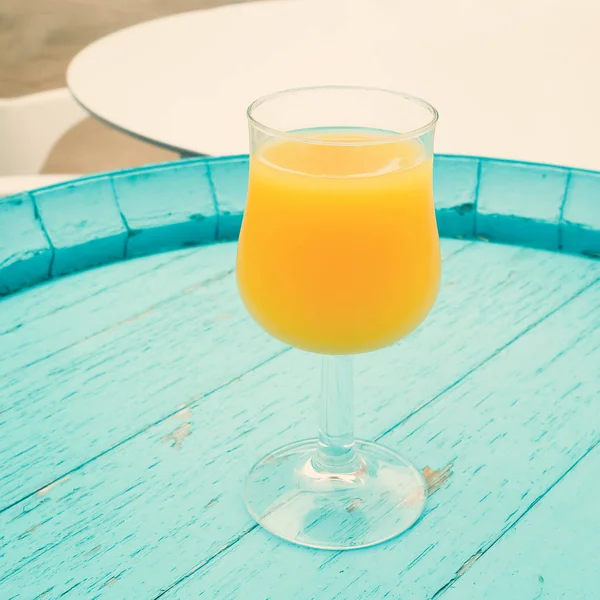 Primer plano del vaso de jugo de naranja en la mesa — Foto de Stock