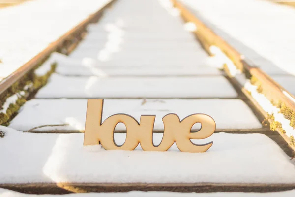 Primo piano del segno d'amore su vecchie rotaie nella neve — Foto Stock