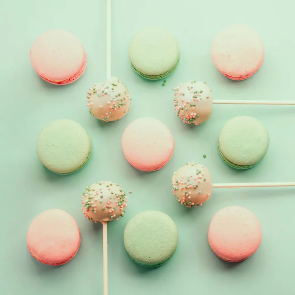 Färgglada macaroons blandat med kaka smulor — Stockfoto