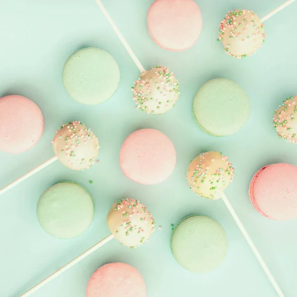 Macarrones coloridos con pasteles pops —  Fotos de Stock