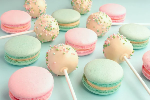 Primer plano de coloridos macarrones dulces mezclados con migas de pastel —  Fotos de Stock