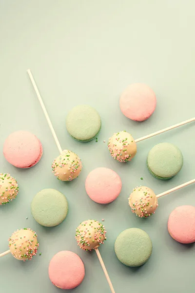 Pastel color macaroons with sweet cake pops — Stock Photo, Image