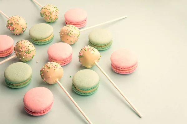 Macarrones coloridos con pasteles dulces —  Fotos de Stock