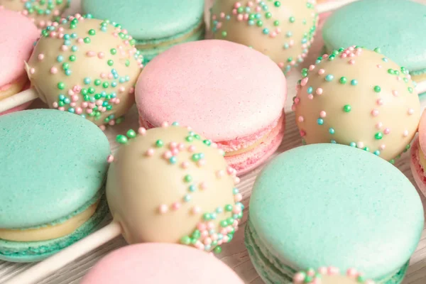 Macro de macarrones dulces con pasteles pops —  Fotos de Stock