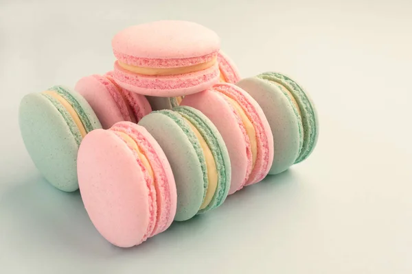 Ποικιλία από μέντα και φράουλα macaroons — Φωτογραφία Αρχείου