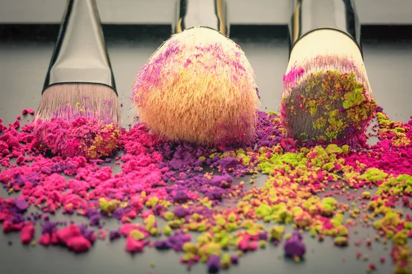 カラフルな粉と光沢のあるメイクアップ ブラシ — ストック写真