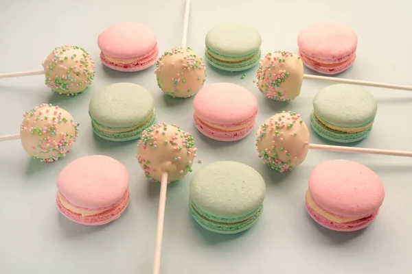 Primer plano de macarrones dulces con migas de pastel —  Fotos de Stock