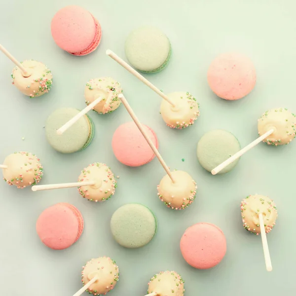 Macaroni colorati mescolati con cake pops — Foto Stock