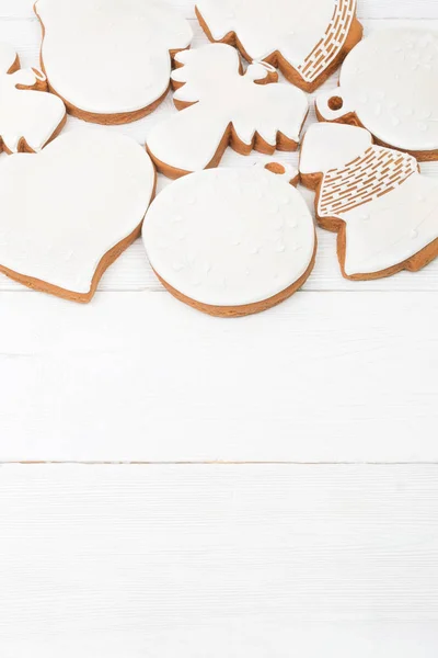 Biscuits de Noël décorés avec glaçure blanche — Photo