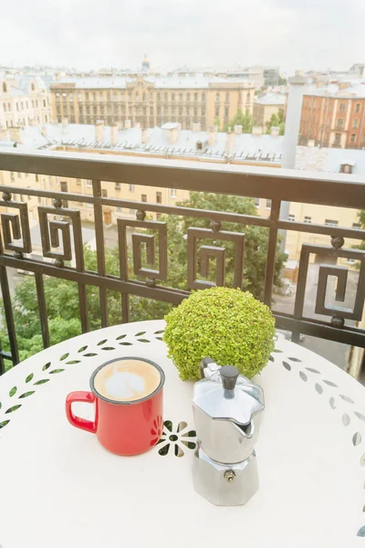 阳台上的盆栽与咖啡杯 — 图库照片