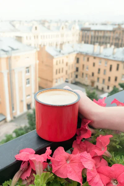 Donna che beve caffè sul balcone esterno — Foto Stock