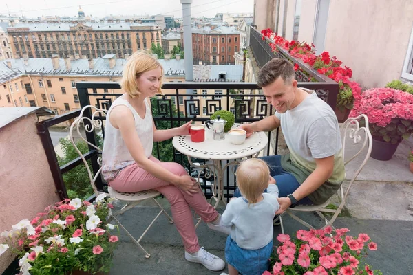 Balkonda kahve mutlu aile