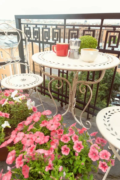 Φλυτζάνια καφέ στο τραπέζι στο μπαλκόνι ρομαντικά — Φωτογραφία Αρχείου