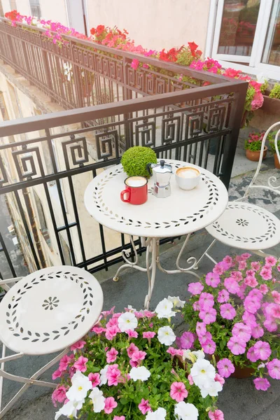 Piękny balkon ze stolikiem kawowym — Zdjęcie stockowe