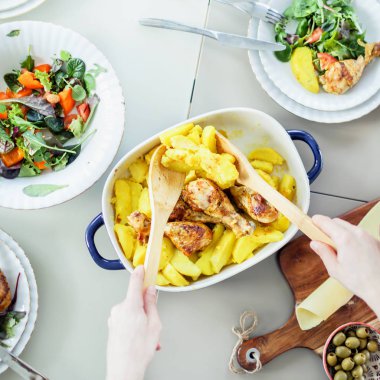 Kızarmış tavuk yemek hazırlama kadın 