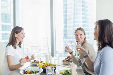 Genç kadınlar yemek yiyorsunuz 