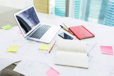 Ofis işyeri dizüstü bilgisayar ile