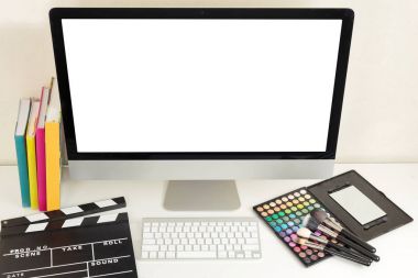 Makyaj sanatçı işyeri bilgisayar ile