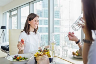 Mutlu kadın arkadaşlarıyla akşam yemeği. Birlikte akşam yemeği keyfi mutlu kadın