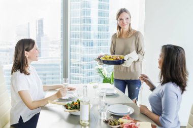 Genç kadınlar yemek yiyorsunuz 