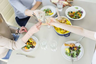 Genç kadın şampanya ile kızartma