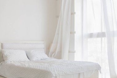 Beyaz perde yatak odasında