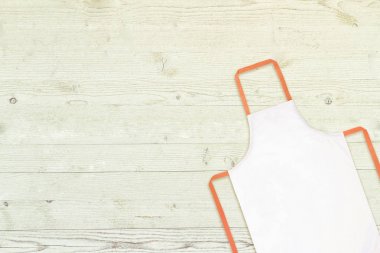 Ahşap arka plan üzerinde Beyaz önlük