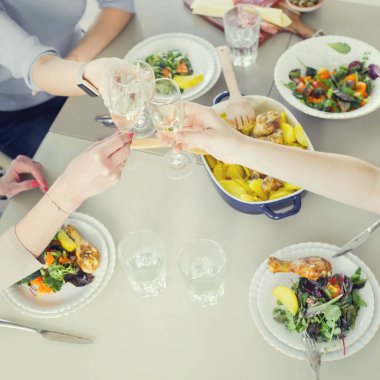 Birlikte akşam yemeği tadını kadınlar