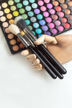 Manken el makyaj fırçaları ve palet