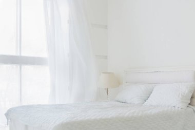 Beyaz perde yatak odasında