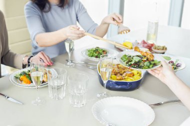 Birlikte akşam yemeği tadını kadınlar