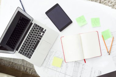 Ofis işyeri dizüstü bilgisayar ile