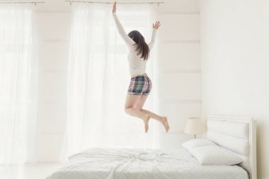 genç kadın yatakta atlama