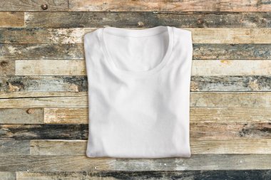 Beyaz t-shirt katlanmış 