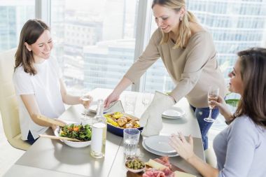 Genç kadınlar yemek yiyorsunuz 