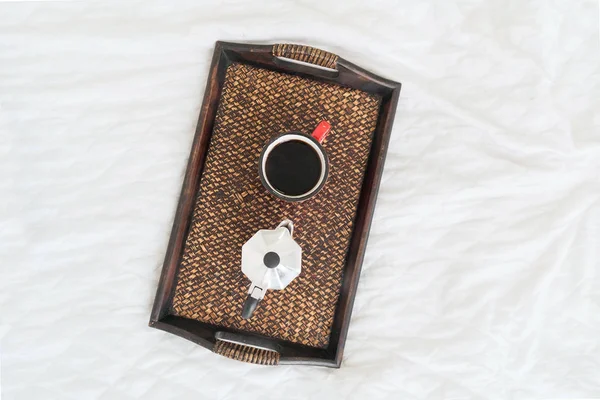 Kaffee mit Stahl-Kaffeemaschine auf dem Bett — Stockfoto