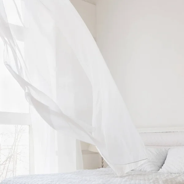 Beyaz perde yatak odasında — Stok fotoğraf
