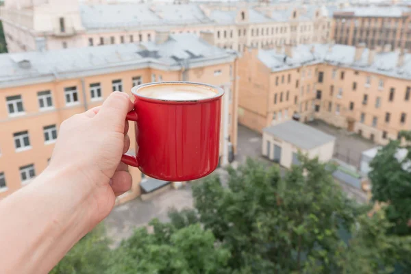 Žena, pití kávy na balkóně — Stock fotografie