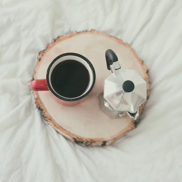 Kaffeetasse mit Kaffeemaschine auf Holztablett — Stockfoto