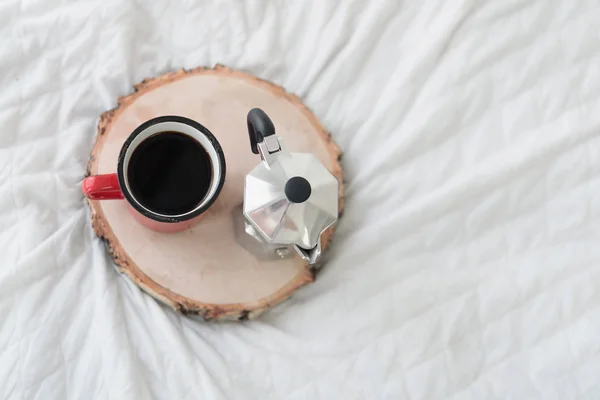 Caffè con percolatore di caffè in acciaio sul letto — Foto Stock